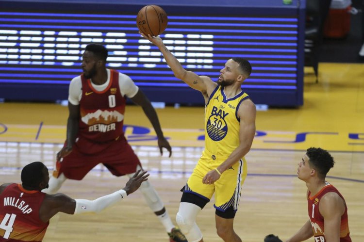 NBA : Stephen Curry et les Warriors démontent les Nuggets