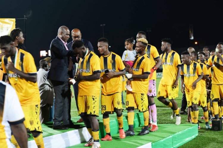Champions De La Saison 2021-2022 (L1, L2) : L'Asec Mimosas Et Le Stade D'Abidjan Ont Reçu Leurs Trophées